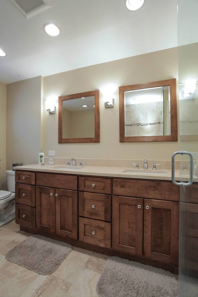 Esempio di una stanza da bagno chic con lavabo sottopiano, ante in stile shaker, ante in legno scuro, top in granito, vasca da incasso, doccia alcova, WC a due pezzi, piastrelle beige e piastrelle a mosaico