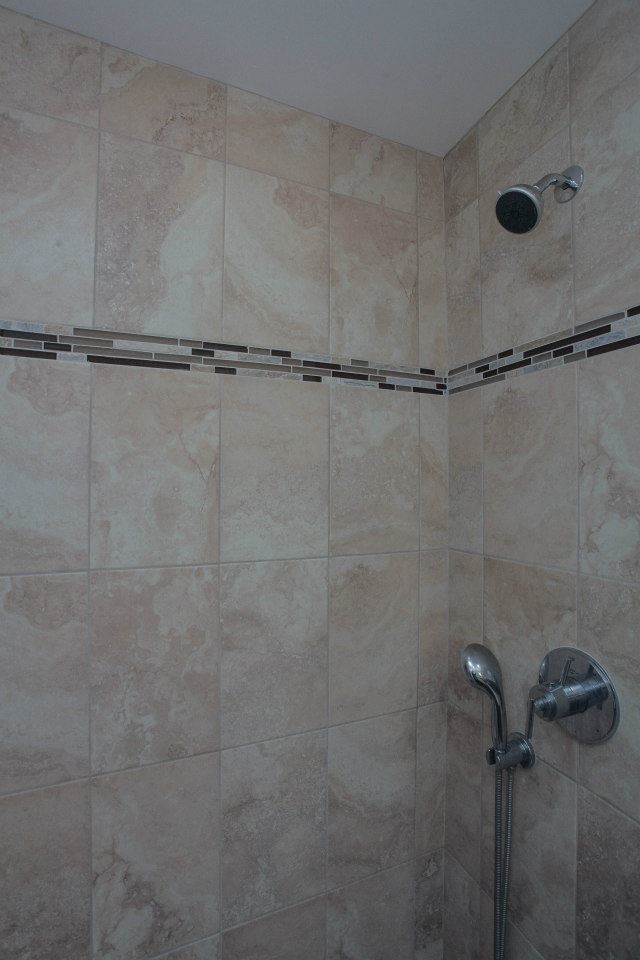 Foto di una stanza da bagno chic con lavabo sottopiano, ante in stile shaker, ante in legno scuro, top in granito, vasca da incasso, doccia alcova, WC a due pezzi, piastrelle beige e piastrelle a mosaico
