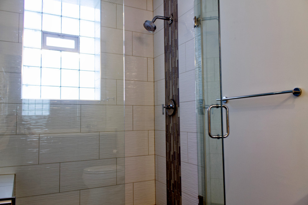 Kleines Modernes Badezimmer En Suite mit Schrankfronten im Shaker-Stil und eingebautem Waschtisch in Chicago
