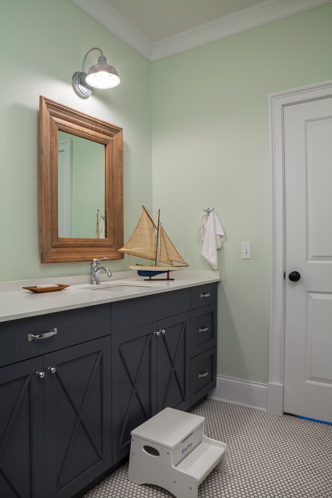 Cette photo montre une salle de bain chic pour enfant avec un lavabo encastré, un placard avec porte à panneau encastré, des portes de placard grises, un mur vert et un sol en carrelage de terre cuite.