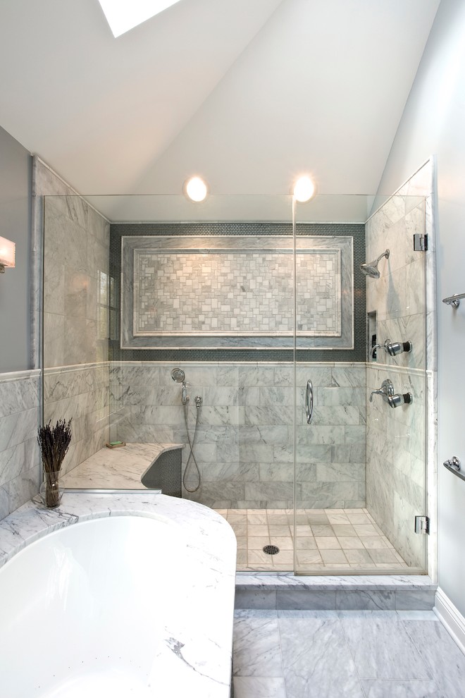 シカゴにある広いコンテンポラリースタイルのおしゃれなマスターバスルーム (ドロップイン型浴槽、アルコーブ型シャワー、グレーのタイル、マルチカラーのタイル、白いタイル、セラミックタイル、グレーの壁、大理石の床、アンダーカウンター洗面器) の写真