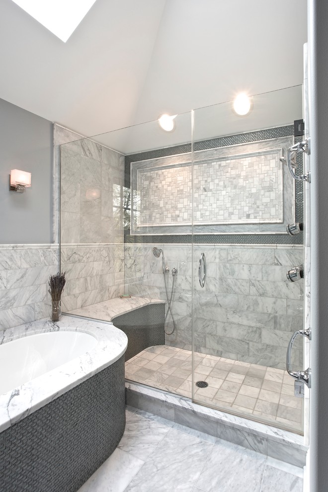 Cette photo montre une grande douche en alcôve principale tendance avec une baignoire posée, un carrelage gris, un carrelage multicolore, un carrelage blanc, des carreaux de céramique, un mur gris, un sol en marbre et un lavabo encastré.