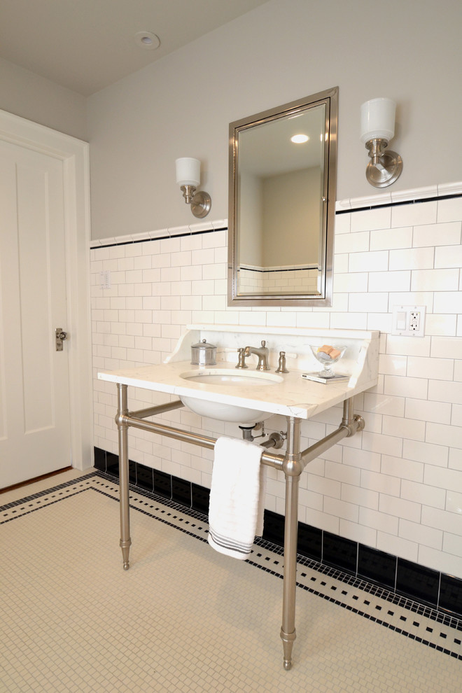 Idee per una stanza da bagno chic con lavabo a consolle, piastrelle bianche e piastrelle diamantate