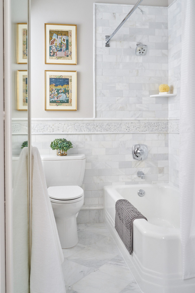 Foto di una stanza da bagno tradizionale con vasca ad angolo, vasca/doccia, WC a due pezzi, piastrelle bianche e pareti grigie