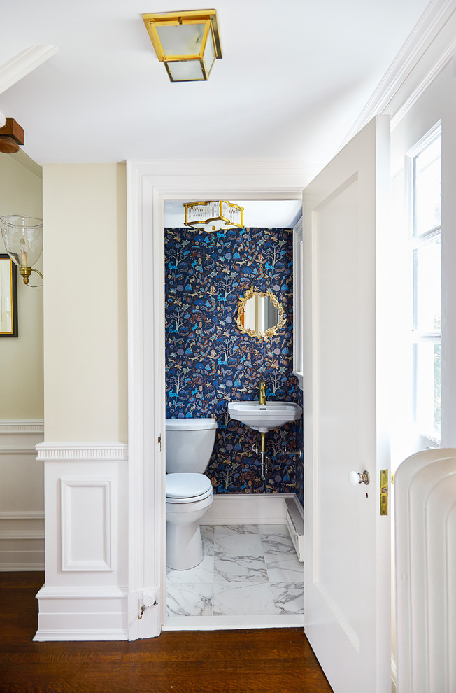 Стильный дизайн: маленькая ванная комната в стиле неоклассика (современная классика) с унитазом-моноблоком, синими стенами, мраморным полом, душевой кабиной, подвесной раковиной, желтым полом и белой столешницей для на участке и в саду - последний тренд