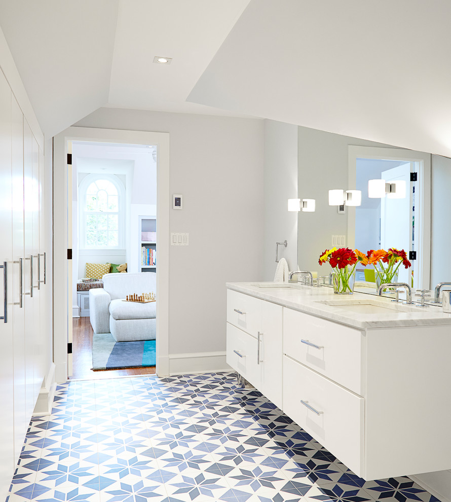 Exempel på ett stort modernt vit vitt badrum för barn, med släta luckor, vita skåp, en dusch i en alkov, en vägghängd toalettstol, blå kakel, keramikplattor, vita väggar, klinkergolv i porslin, ett undermonterad handfat, marmorbänkskiva, blått golv och dusch med gångjärnsdörr