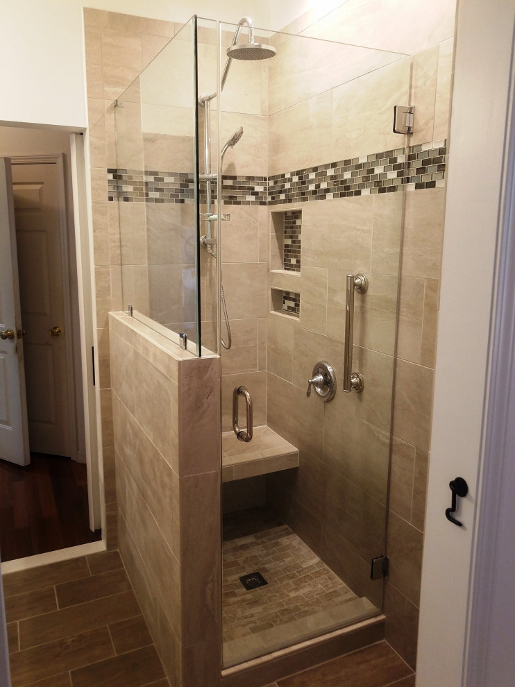 На фото: маленькая ванная комната в стиле неоклассика (современная классика) с белыми фасадами, душем в нише, раздельным унитазом, бежевой плиткой, керамогранитной плиткой, бежевыми стенами, полом из керамической плитки, раковиной с пьедесталом, коричневым полом, душем с распашными дверями, сиденьем для душа и тумбой под одну раковину для на участке и в саду с