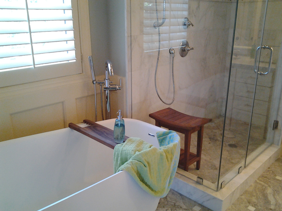 На фото: главная ванная комната среднего размера в стиле неоклассика (современная классика) с отдельно стоящей ванной, угловым душем, бежевой плиткой и синими стенами с