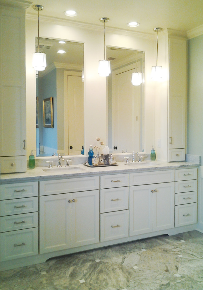 Idéer för mellanstora vintage en-suite badrum, med ett undermonterad handfat, luckor med infälld panel, vita skåp, ett fristående badkar, en hörndusch, beige kakel och blå väggar