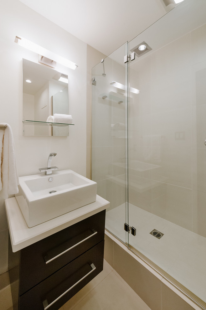 Modern inredning av ett litet badrum med dusch, med släta luckor, bruna skåp, våtrum, ett fristående handfat och dusch med gångjärnsdörr