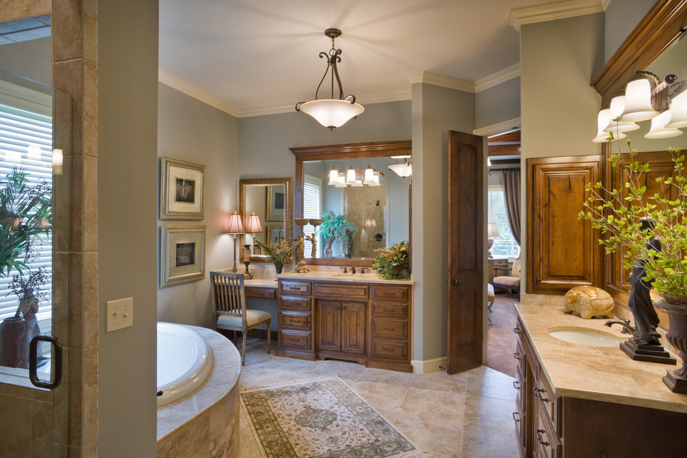 Foto på ett stort vintage badrum, med ett integrerad handfat, luckor med upphöjd panel, skåp i mellenmörkt trä, granitbänkskiva, ett platsbyggt badkar, en dusch i en alkov, grå väggar och klinkergolv i keramik
