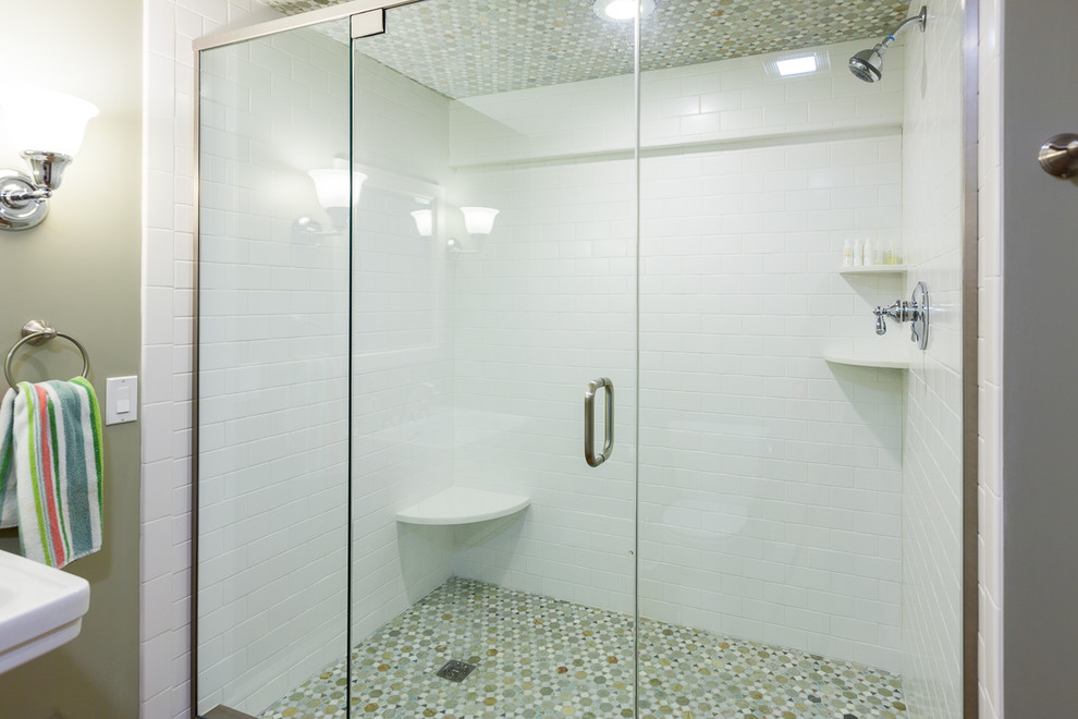 Idee per una stanza da bagno con doccia chic di medie dimensioni con piastrelle rosse, piastrelle in ceramica, pareti verdi, pavimento in gres porcellanato e lavabo a colonna