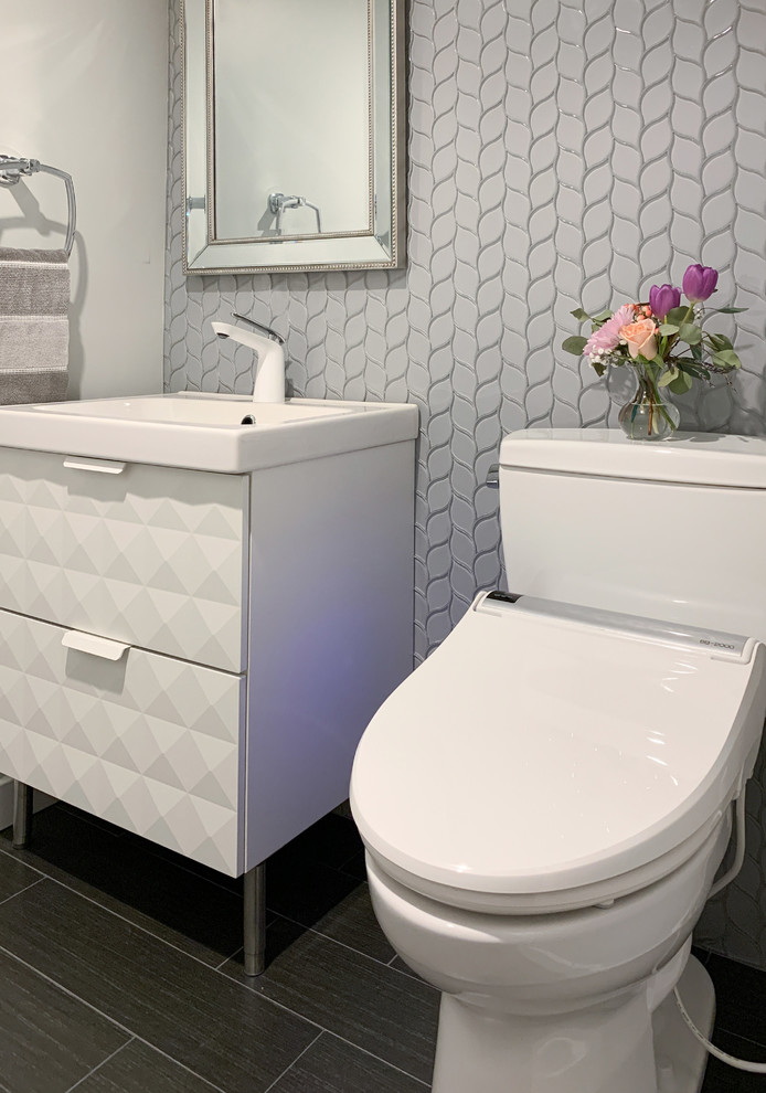 Exemple d'une petite salle d'eau tendance avec un placard en trompe-l'oeil, des portes de placard blanches, WC séparés, un carrelage gris, des plaques de verre, un mur gris, un sol en carrelage de céramique, un lavabo posé, un plan de toilette en stratifié, un sol noir et un plan de toilette blanc.