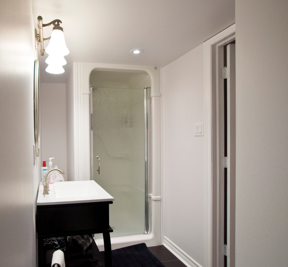 Exempel på ett mellanstort modernt badrum, med en dusch i en alkov, klinkergolv i keramik, grå väggar, grått golv och dusch med gångjärnsdörr