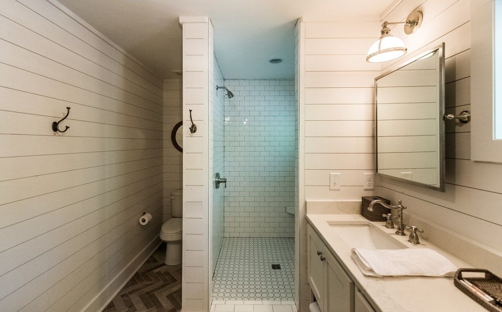Inspiration för ett mellanstort lantligt en-suite badrum, med skåp i shakerstil, vita skåp, en dusch i en alkov, vit kakel, tunnelbanekakel, vita väggar, marmorbänkskiva och med dusch som är öppen