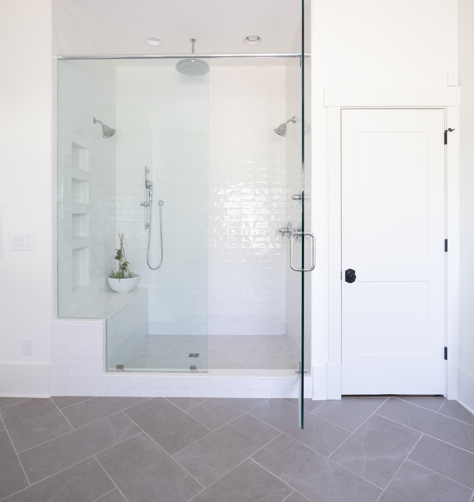Exempel på ett stort lantligt en-suite badrum, med en dusch i en alkov, vit kakel, keramikplattor, vita väggar, klinkergolv i keramik, grått golv och dusch med gångjärnsdörr
