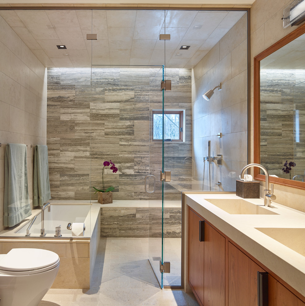 Foto på ett stort funkis en-suite badrum, med släta luckor, skåp i mellenmörkt trä, svart och vit kakel, en dusch/badkar-kombination, ett integrerad handfat, stenkakel, flerfärgade väggar, marmorgolv, marmorbänkskiva och dusch med gångjärnsdörr