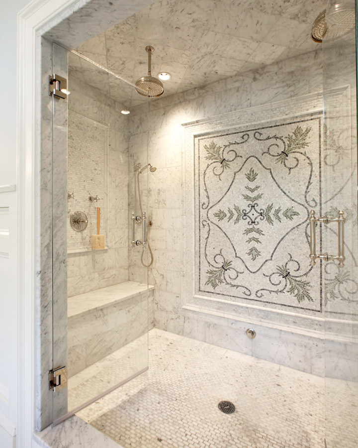 Foto di una grande stanza da bagno padronale classica con doccia doppia, piastrelle grigie, piastrelle di marmo, pareti grigie, pavimento con piastrelle in ceramica, pavimento bianco e porta doccia a battente