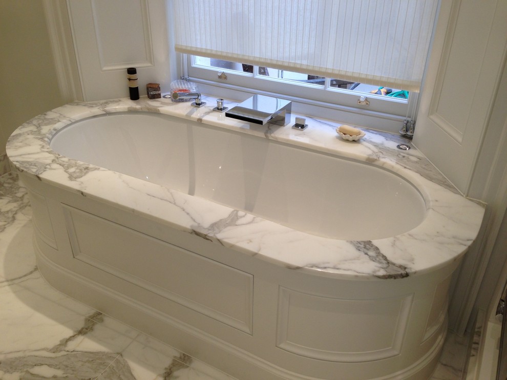 Esempio di una stanza da bagno padronale contemporanea con top in marmo, piastrelle bianche, lastra di pietra e pavimento in marmo