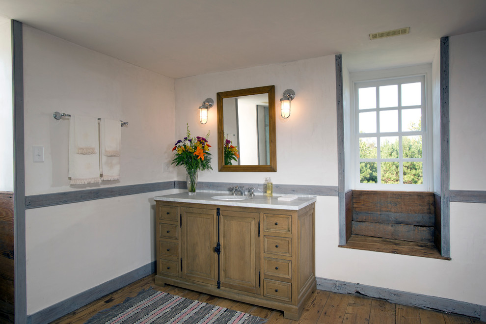 Inspiration för stora lantliga en-suite badrum, med möbel-liknande, skåp i mellenmörkt trä, en hörndusch, en vägghängd toalettstol, vita väggar, mellanmörkt trägolv, ett undermonterad handfat och marmorbänkskiva