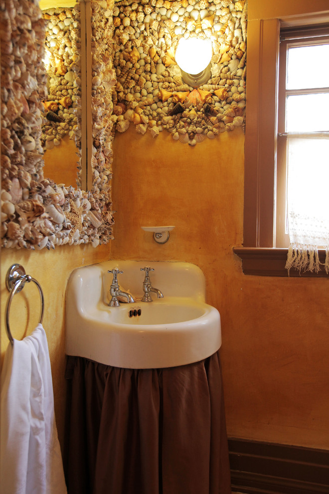Bild på ett mellanstort maritimt badrum med dusch, med ett hörnbadkar, en öppen dusch, en toalettstol med hel cisternkåpa, vit kakel, stenhäll, orange väggar, mörkt trägolv och ett nedsänkt handfat