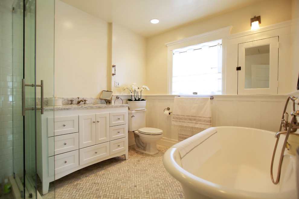 Bild på ett mellanstort vintage badrum med dusch, med luckor med upphöjd panel, vita skåp, ett hörnbadkar, en öppen dusch, en toalettstol med hel cisternkåpa, vit kakel, stenhäll, orange väggar, mörkt trägolv, ett nedsänkt handfat och granitbänkskiva