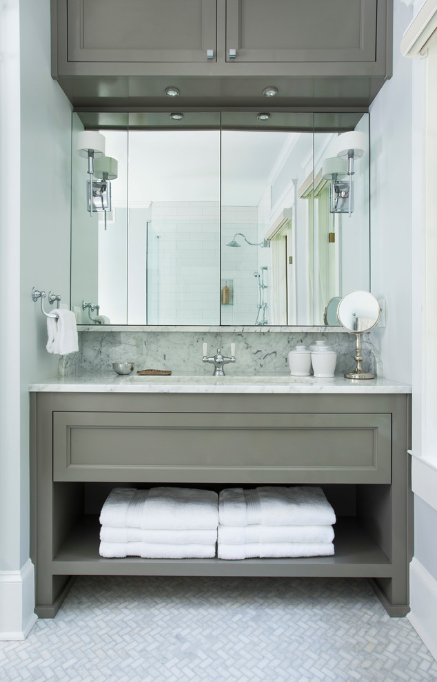 На фото: главная ванная комната среднего размера в стиле неоклассика (современная классика) с врезной раковиной, серыми фасадами, мраморной столешницей и серыми стенами