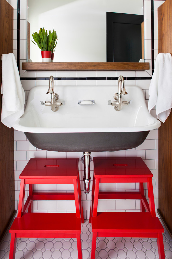 Exempel på ett litet klassiskt badrum för barn, med ett väggmonterat handfat, ett badkar i en alkov, en dusch/badkar-kombination, vit kakel, tunnelbanekakel, vita väggar och klinkergolv i keramik