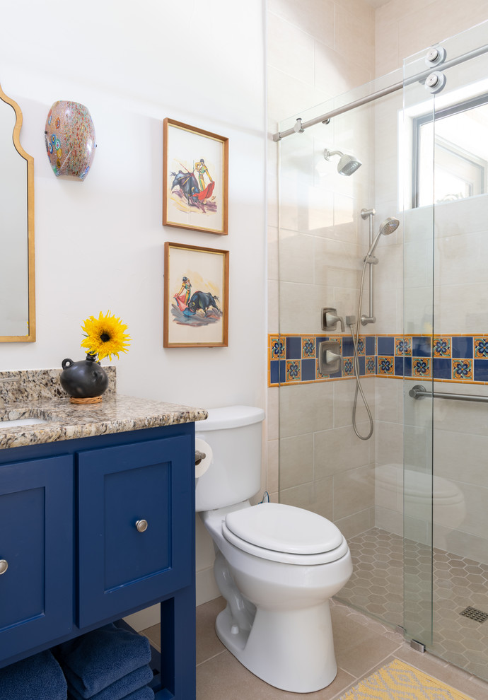 Пример оригинального дизайна: детская ванная комната среднего размера в стиле фьюжн с фасадами островного типа, синими фасадами, душем в нише, разноцветной плиткой, врезной раковиной, столешницей из гранита, душем с раздвижными дверями и бежевой столешницей