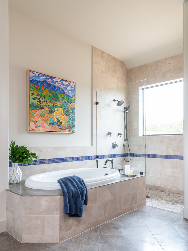 На фото: главная ванная комната среднего размера в стиле фьюжн с накладной ванной, душем в нише, разноцветной плиткой, керамической плиткой, белыми стенами, полом из керамической плитки, бежевым полом и открытым душем с