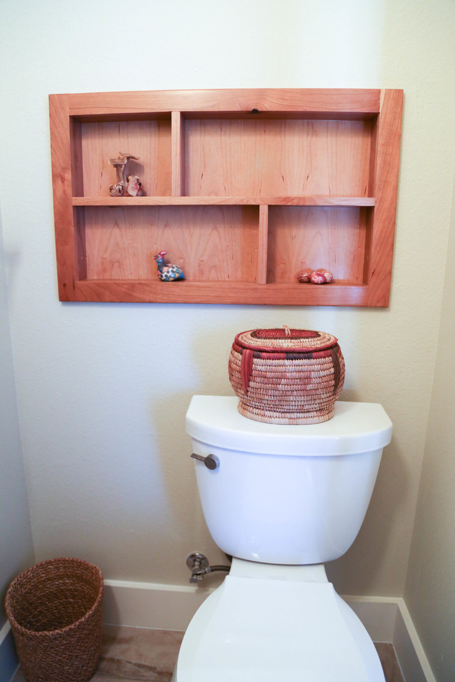 Kleines Duschbad mit offenen Schränken, hellen Holzschränken, Wandtoilette mit Spülkasten, beiger Wandfarbe und Travertin in Austin
