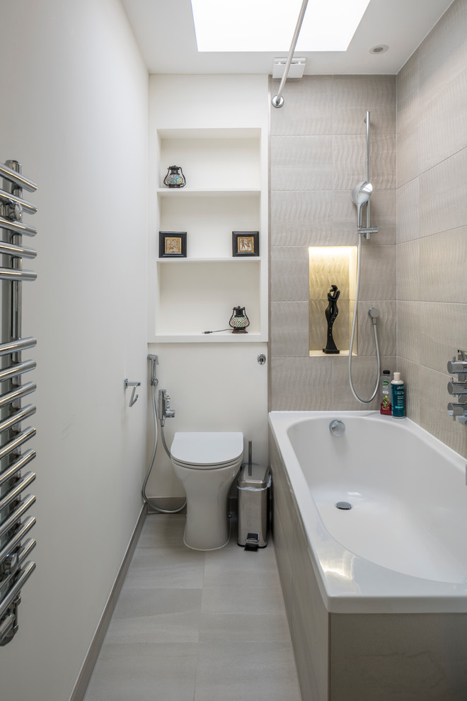 Idee per una piccola stanza da bagno con doccia contemporanea con consolle stile comò, ante bianche, piastrelle grigie, pareti grigie, pavimento con piastrelle in ceramica e pavimento grigio