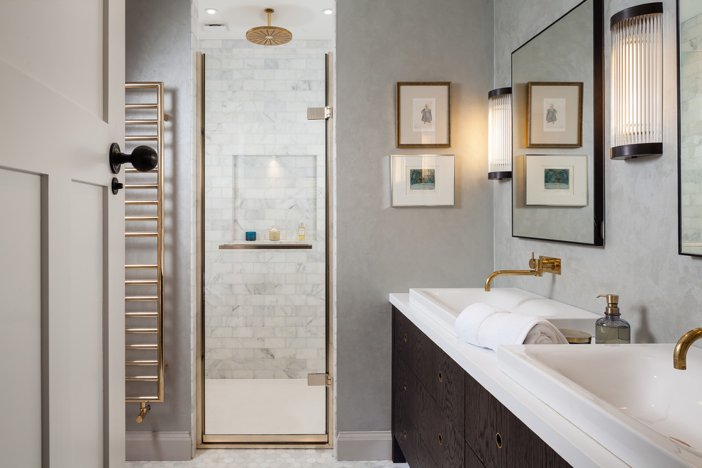 Foto de cuarto de baño actual con armarios con paneles lisos, puertas de armario de madera en tonos medios, aseo y ducha, ducha empotrada, paredes grises, lavabo encastrado y ducha con puerta con bisagras