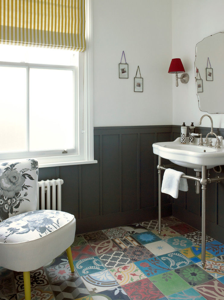 Kleines Klassisches Kinderbad mit Waschtischkonsole, farbigen Fliesen, buntem Boden, weißen Schränken, Wandtoilette mit Spülkasten, grauer Wandfarbe und Keramikboden in London
