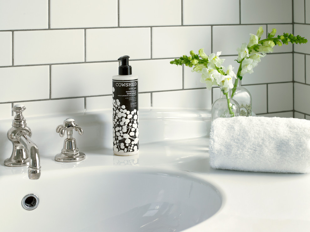 Foto de cuarto de baño principal ecléctico de tamaño medio con baldosas y/o azulejos blancos, baldosas y/o azulejos de cerámica, paredes blancas y encimeras blancas