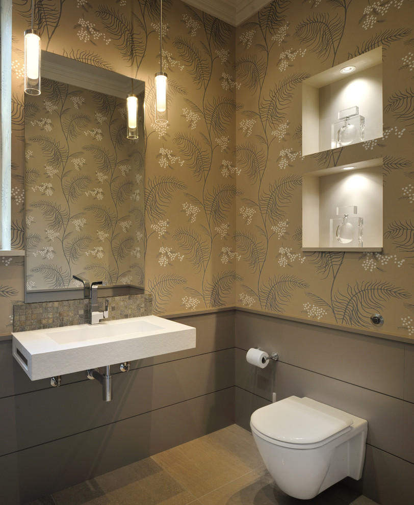 Foto di una stanza da bagno contemporanea di medie dimensioni con WC sospeso, pavimento in gres porcellanato, lavabo sospeso e pavimento grigio