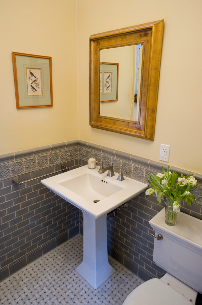 Свежая идея для дизайна: ванная комната в классическом стиле с раковиной с пьедесталом, раздельным унитазом, зеленой плиткой, желтыми стенами и полом из керамогранита - отличное фото интерьера