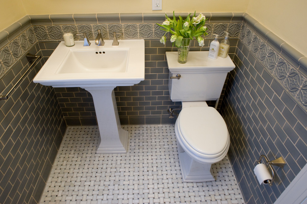 Пример оригинального дизайна: ванная комната в классическом стиле с раковиной с пьедесталом, раздельным унитазом, зеленой плиткой, желтыми стенами и полом из керамогранита