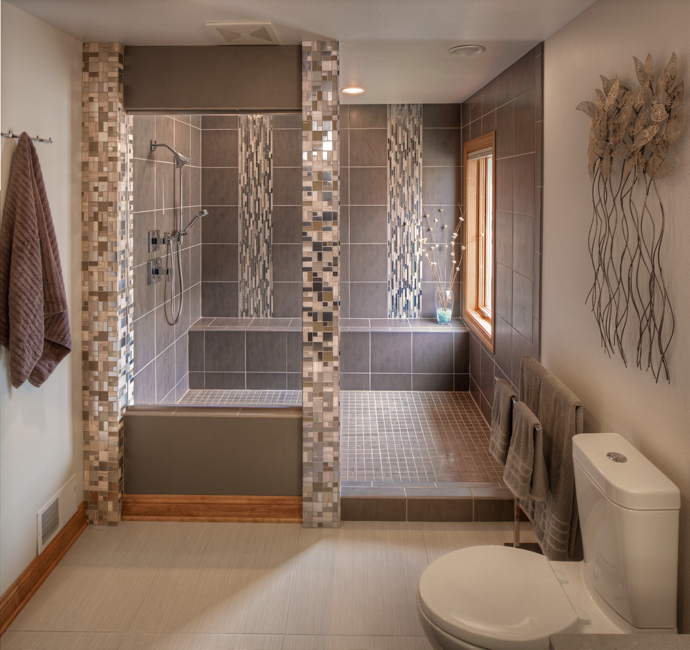 Idee per una grande stanza da bagno padronale minimalista con doccia aperta, WC a due pezzi, piastrelle grigie, piastrelle a mosaico, pareti grigie, pavimento con piastrelle in ceramica, top in quarzo composito, pavimento beige e doccia aperta