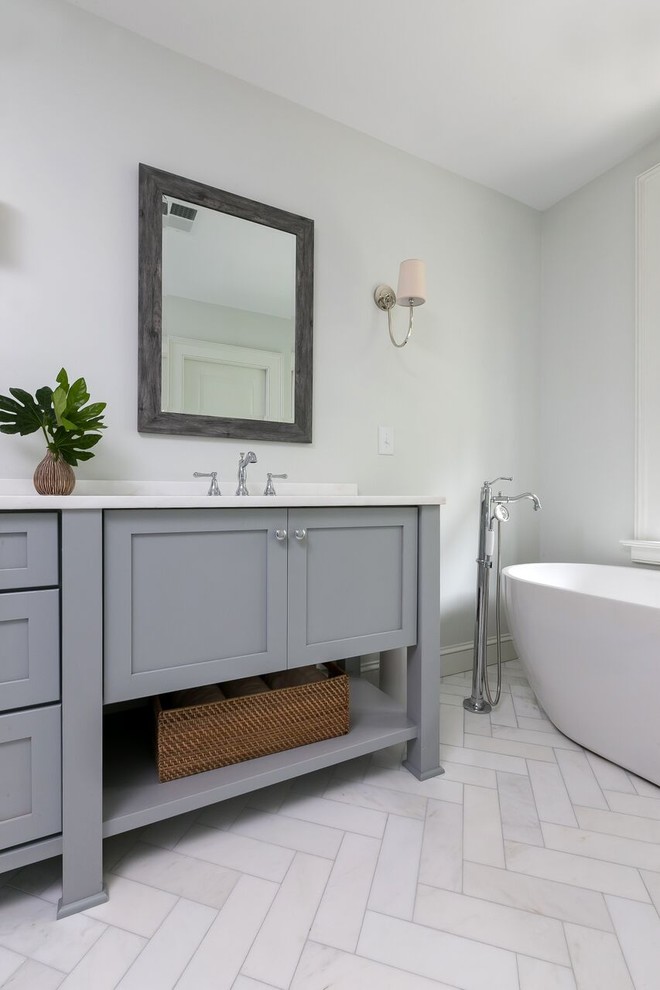 Idee per una grande stanza da bagno padronale tradizionale con ante in stile shaker, ante grigie, vasca freestanding, piastrelle bianche, pareti bianche e lavabo da incasso