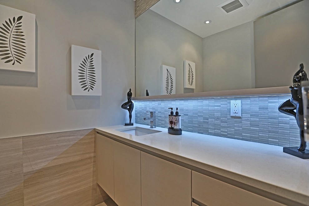 Inredning av ett modernt mellanstort en-suite badrum, med släta luckor, beige skåp, grå kakel, vit kakel, beige väggar, ett undermonterad handfat, granitbänkskiva och stenkakel
