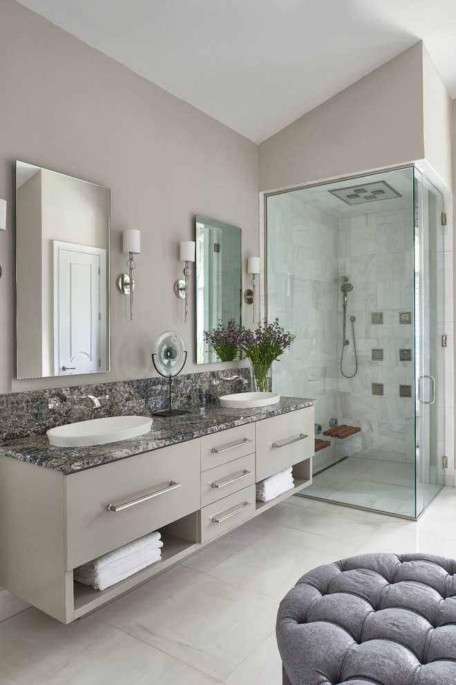 Идея дизайна: ванная комната среднего размера в стиле неоклассика (современная классика) с накладной раковиной, плоскими фасадами, серыми фасадами, угловым душем, белой плиткой и бежевыми стенами