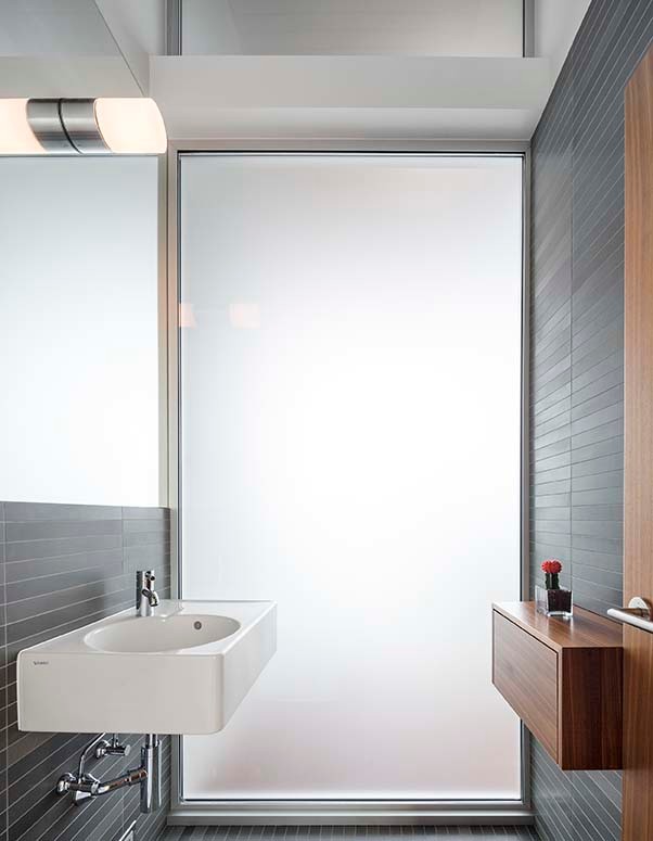 Idee per una piccola stanza da bagno design con lavabo sospeso