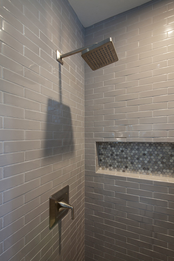 Idee per una piccola stanza da bagno rustica con ante in stile shaker, ante nere, WC monopezzo, piastrelle multicolore, pareti multicolore, lavabo a bacinella e top in granito
