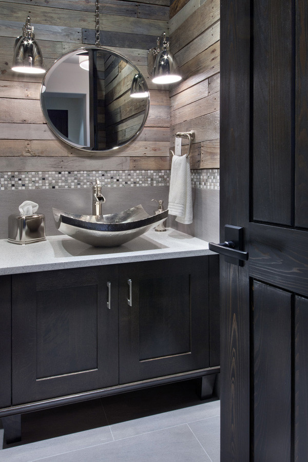 Foto på ett litet rustikt badrum, med skåp i shakerstil, svarta skåp, en toalettstol med hel cisternkåpa, flerfärgad kakel, flerfärgade väggar, ett fristående handfat och granitbänkskiva
