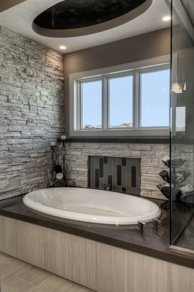 Immagine di una stanza da bagno padronale minimalista di medie dimensioni con lavabo sottopiano, ante bianche, vasca da incasso e doccia ad angolo