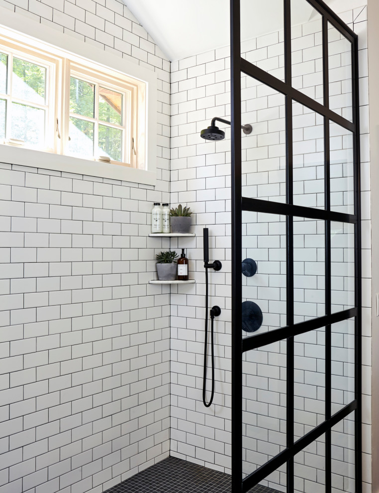 Inredning av ett rustikt litet grå grått en-suite badrum, med öppna hyllor, grå skåp, en dusch i en alkov, vit kakel, tunnelbanekakel, vita väggar, mosaikgolv, ett integrerad handfat, bänkskiva i betong, svart golv och med dusch som är öppen