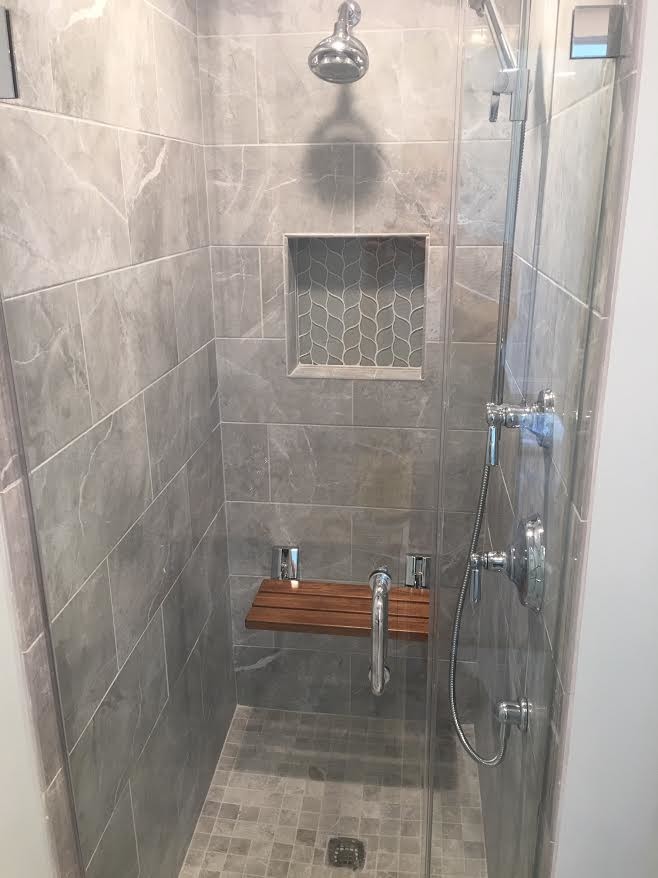 Imagen de cuarto de baño clásico con baldosas y/o azulejos grises, baldosas y/o azulejos de porcelana, suelo de baldosas de porcelana, aseo y ducha y suelo gris