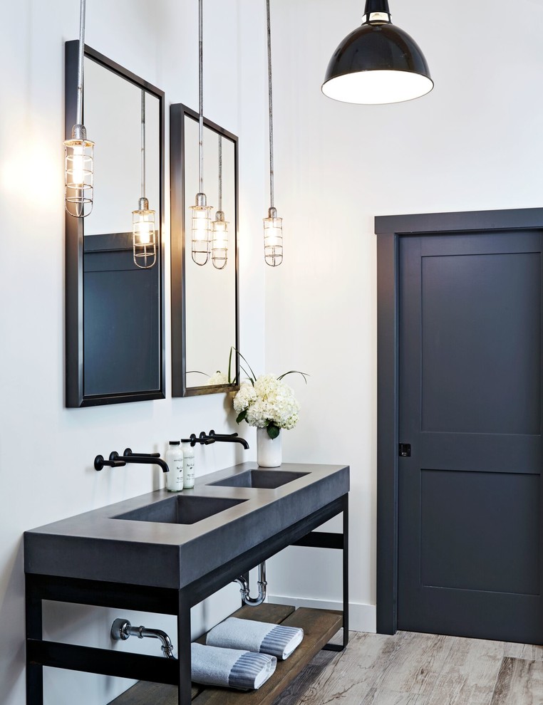 Rustikales Badezimmer mit offenen Schränken, weißer Wandfarbe, integriertem Waschbecken, beigem Boden und grauer Waschtischplatte in New York