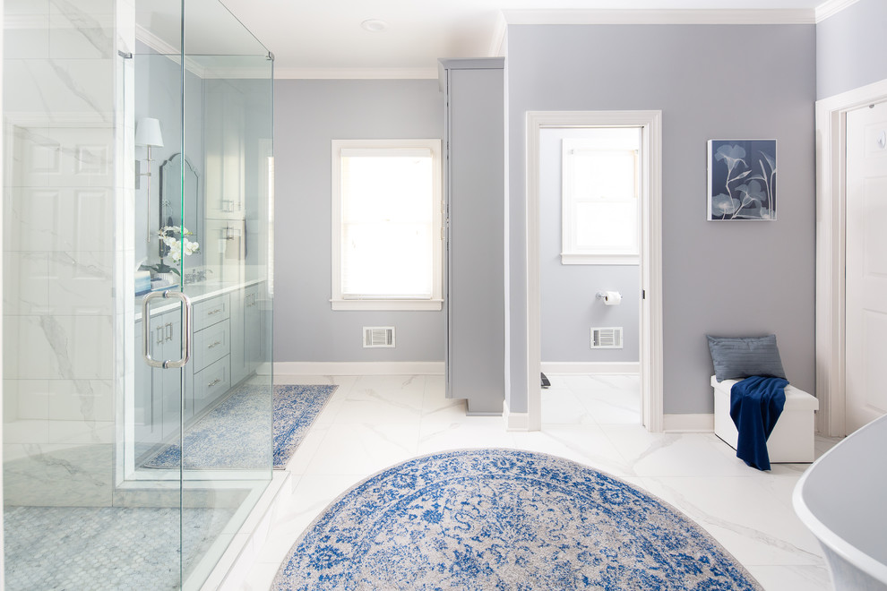 Идея дизайна: большая главная ванная комната в морском стиле с фасадами в стиле шейкер, серыми фасадами, отдельно стоящей ванной, угловым душем, раздельным унитазом, белой плиткой, керамогранитной плиткой, синими стенами, полом из керамогранита, столешницей из кварцита, белым полом, душем с распашными дверями, белой столешницей и врезной раковиной